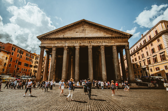 Pantheon, Rotonda's Square